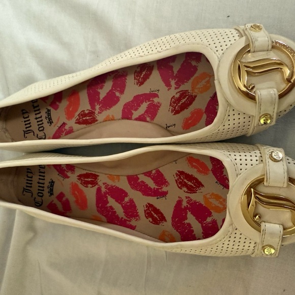 Juicy Couture Beige Flats with Gold Detailing - Picture 9 of 10